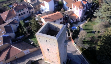 Tour XIIème siècle survolée par des pigeons